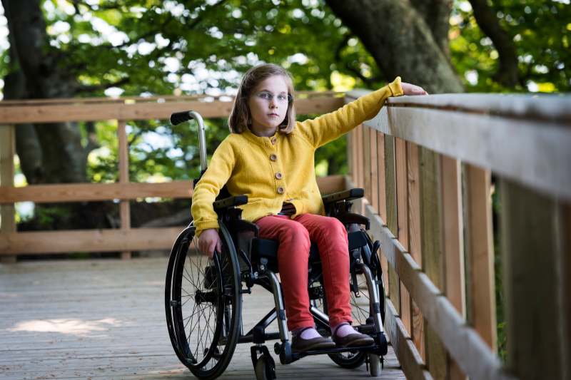 Dziecko niepełnosprawne na wózku inwalidzkim