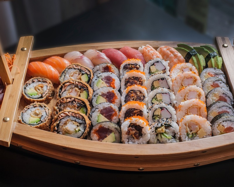 Czy sushi jest zdrowe? Eksploracja zdrowotnych korzyści i potencjalnych zagrożeń