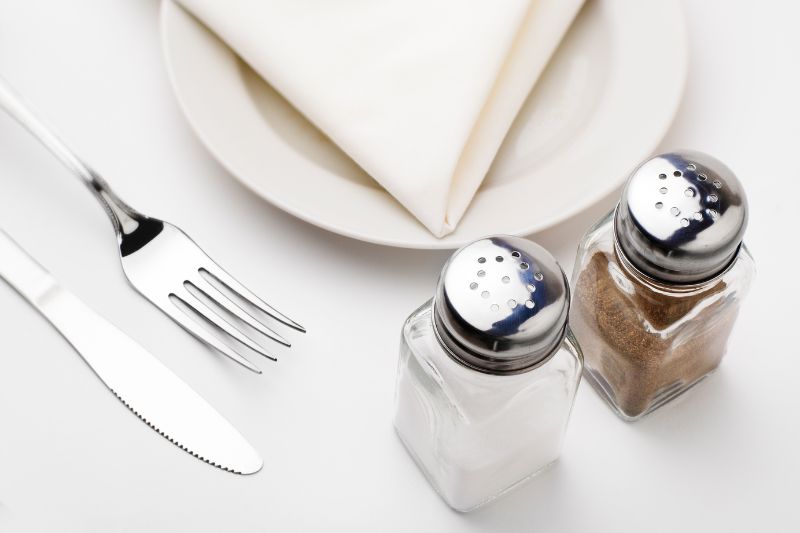 Estetyczne nakrycie stołu w restauracji