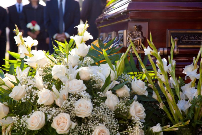 Rodzina przy trumnie podczas ostatniego pożegnania – dom pogrzebowy w Tarnowie, obsługa pogrzebu DERUS